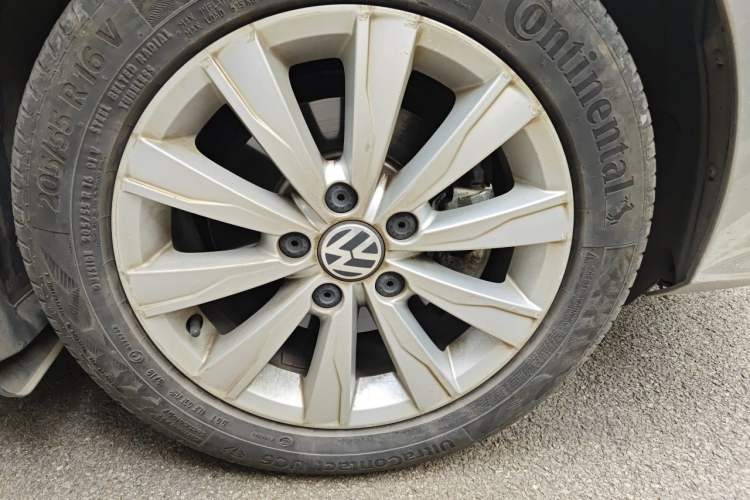 Used Volkswagen Sagitar 2015 1.6L Automatic Comfort Model Right Front Wheel Hub