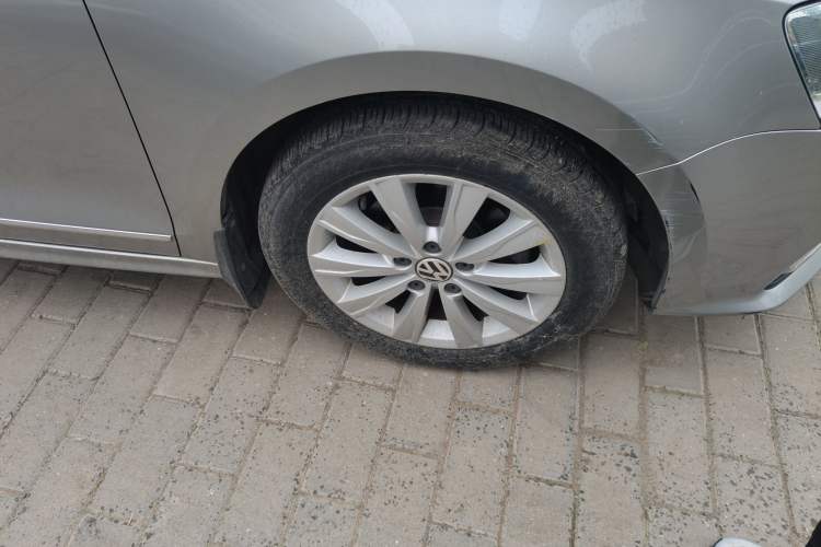 Used Volkswagen Sagitar 2015 1.6L Automatic Comfort Model Right Front Wheel Hub