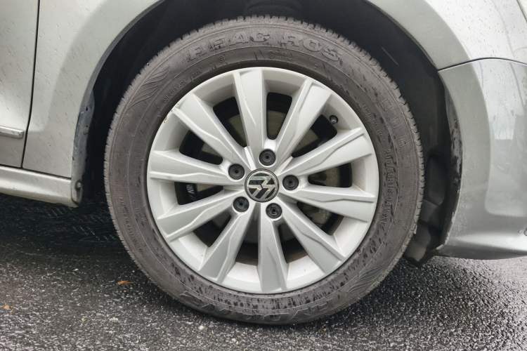 Used Volkswagen Sagitar 2015 230TSI Manual Comfort Version Right Front Wheel Hub