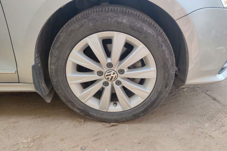 Used Volkswagen Sagitar 2015 230TSI Manual Comfort Version Right Front Wheel Hub