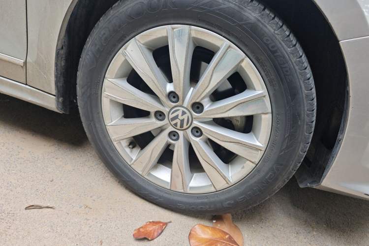 Used Volkswagen Sagitar 2015 1.6L Automatic Comfort Model Right Front Wheel Hub