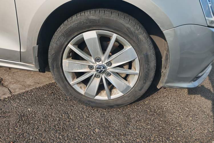 Used Volkswagen Sagitar 2015 1.6L Manual Fashion Edition Right Front Wheel Hub