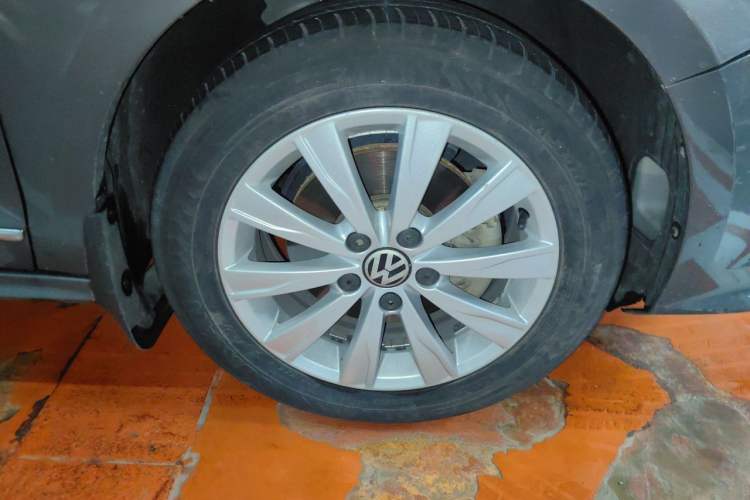 Used Volkswagen Sagitar 2015 230TSI Automatic Comfort Version Right Front Wheel Hub