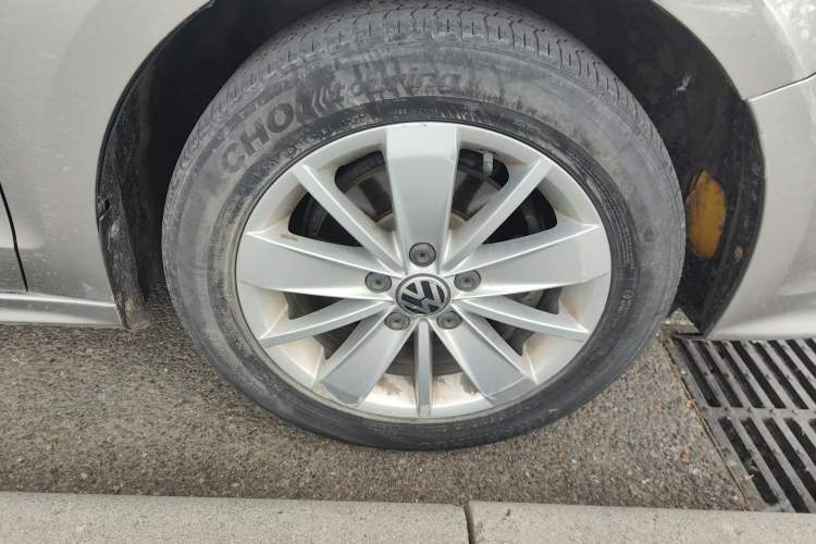 Used Volkswagen Sagitar 2015 1.6L Manual Fashion Edition Right Front Wheel Hub