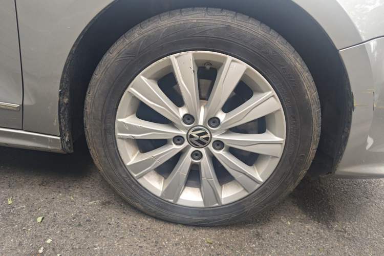 Used Volkswagen Sagitar 2015 1.6L Manual Comfort Model Right Front Wheel Hub