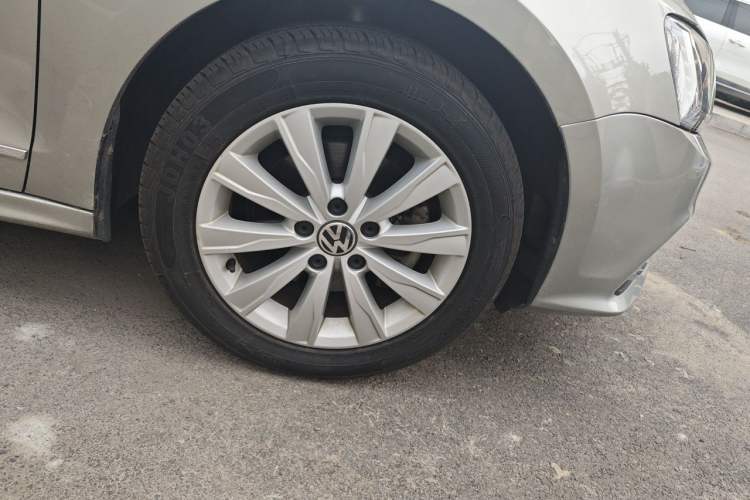 Used Volkswagen Sagitar 2015 230TSI Automatic Comfort Version Right Front Wheel Hub