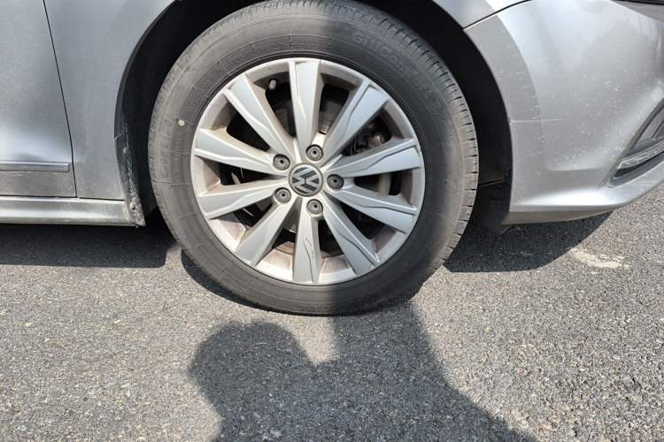 Used Volkswagen Sagitar 2015 230TSI Automatic Comfort Version Right Front Wheel Hub