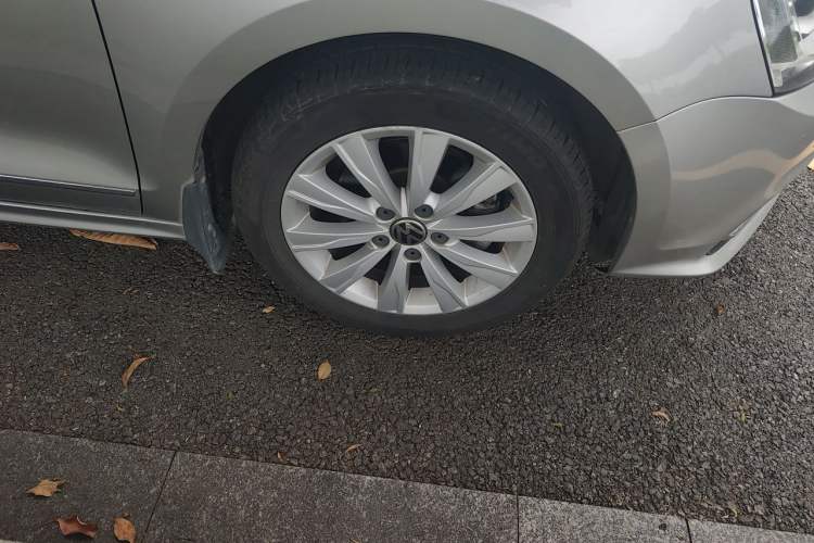 Used Volkswagen Sagitar 2015 1.6L Automatic Comfort Model Right Front Wheel Hub