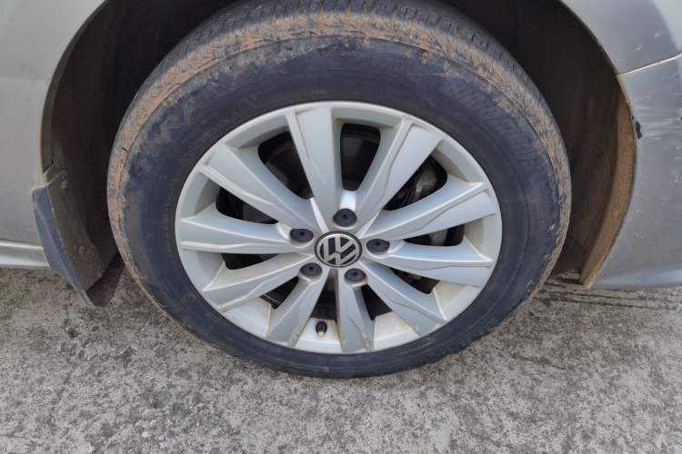 Used Volkswagen Sagitar 2015 230TSI Automatic Comfort Version Right Front Wheel Hub