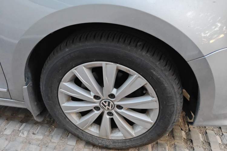 Used Volkswagen Sagitar 2015 230TSI Automatic Comfort Version Right Front Wheel Hub