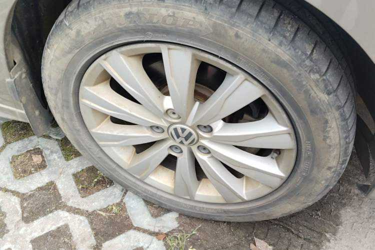 Used Volkswagen Sagitar 2015 1.6L Automatic Comfort Model Right Front Wheel Hub