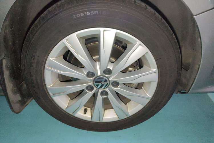 Used Volkswagen Sagitar 2015 1.6L Manual Comfort Model Right Front Wheel Hub