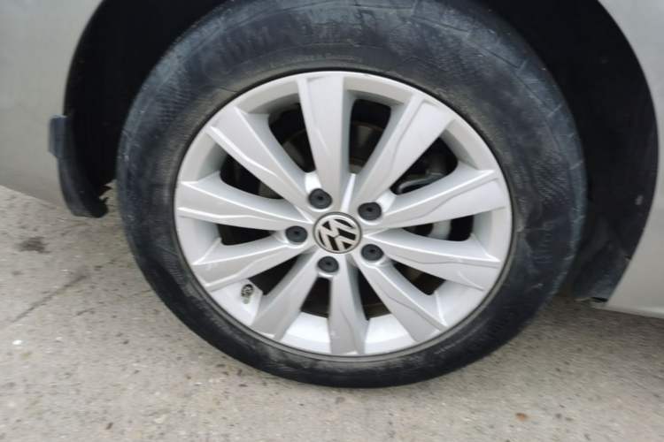 Used Volkswagen Sagitar 2015 1.6L Automatic Comfort Model Right Rear Wheel Hub