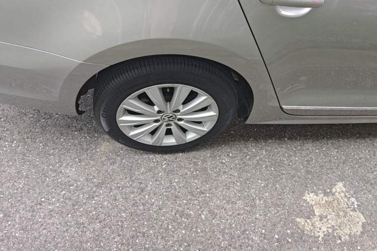 Used Volkswagen Sagitar 2015 1.6L Automatic Comfort Model Right Rear Wheel Hub