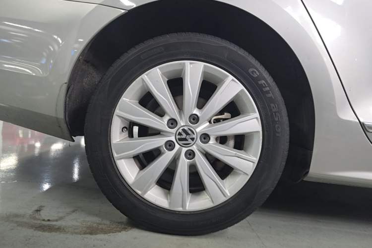 Used Volkswagen Sagitar 2015 1.6L Automatic Comfort Model Right Rear Wheel Hub