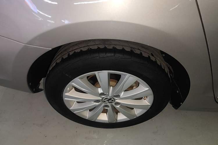 Used Volkswagen Sagitar 2015 1.6L Automatic Comfort Model Right Rear Wheel Hub