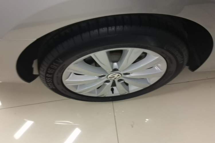 Used Volkswagen Sagitar 2015 1.6L Automatic Comfort Model Right Rear Wheel Hub