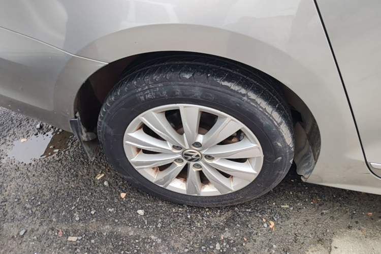 Used Volkswagen Sagitar 2015 1.6L Automatic Comfort Model Right Rear Wheel Hub