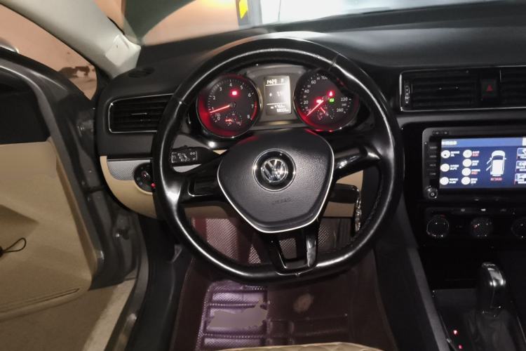 Used Volkswagen Sagitar 2015 230TSI Automatic Comfort Version Steering Wheel