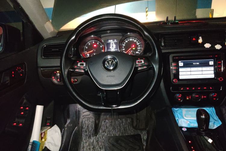 Used Volkswagen Sagitar 2015 230TSI Automatic Luxury Model Steering Wheel