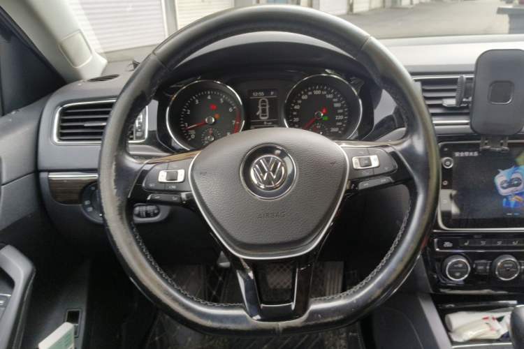 Used Volkswagen Sagitar 2015 280TSI Automatic Flagship Model Steering Wheel