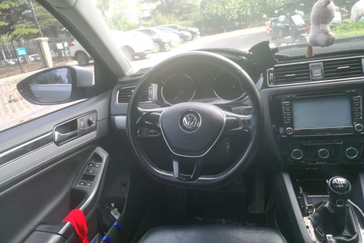 Used Volkswagen Sagitar 2015 1.6L Manual Comfort Model Steering Wheel