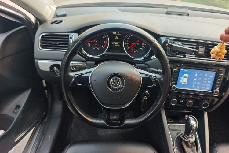 Used Volkswagen Sagitar 2015 230TSI Automatic Comfort Version Steering Wheel