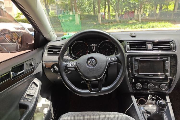 Used Volkswagen Sagitar 2015 230TSI Manual Luxury Edition Steering Wheel