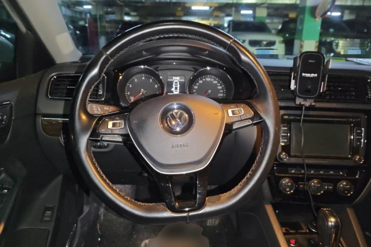 Used Volkswagen Sagitar 2015 280TSI Automatic Flagship Model Steering Wheel