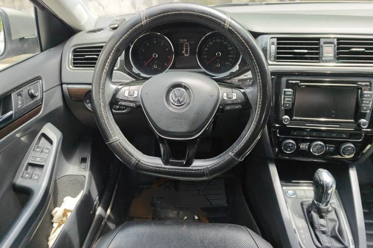 Used Volkswagen Sagitar 2015 230TSI Automatic Luxury Model Steering Wheel