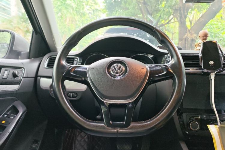 Used Volkswagen Sagitar 2015 230TSI Automatic Comfort Version Steering Wheel