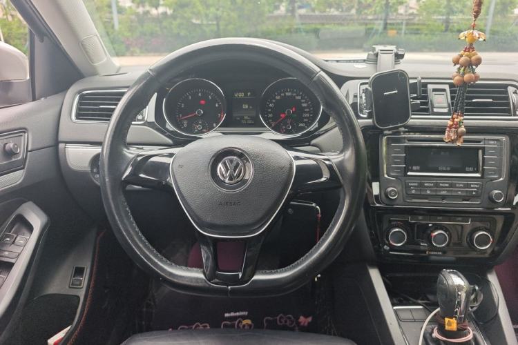 Used Volkswagen Sagitar 2015 230TSI Automatic Comfort Version Steering Wheel