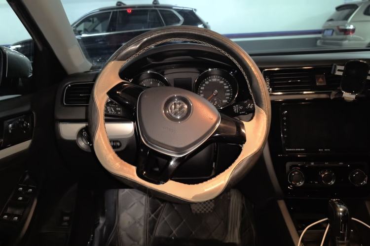 Used Volkswagen Sagitar 2015 230TSI Automatic Comfort Version Steering Wheel