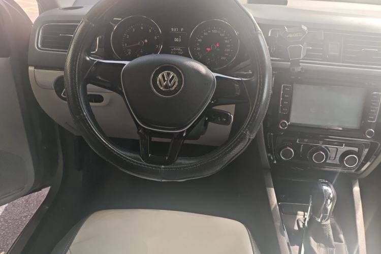Used Volkswagen Sagitar 2015 230TSI Automatic Comfort Version Steering Wheel
