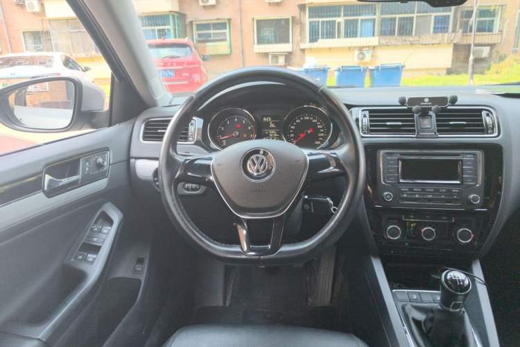 Used Volkswagen Sagitar 2015 1.6L Manual Comfort Model Steering Wheel