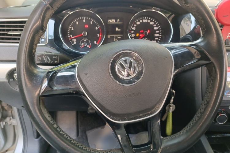 Used Volkswagen Sagitar 2015 230TSI Automatic Comfort Version Steering Wheel