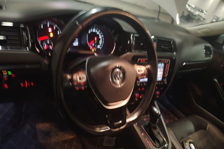 Used Volkswagen Sagitar 2015 230TSI Automatic Luxury Model Steering Wheel