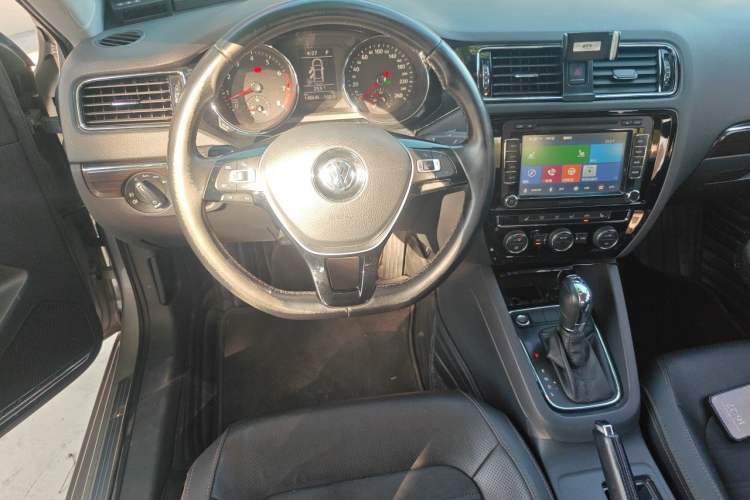 Used Volkswagen Sagitar 2015 230TSI Automatic Luxury Model Steering Wheel