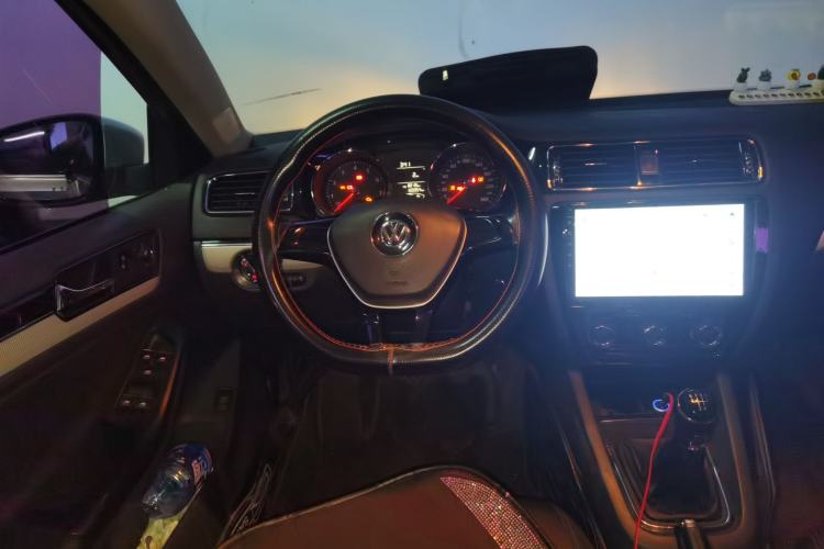Used Volkswagen Sagitar 2015 1.6L Manual Comfort Model Steering Wheel