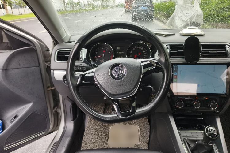 Used Volkswagen Sagitar 2015 230TSI Manual Comfort Version Steering Wheel