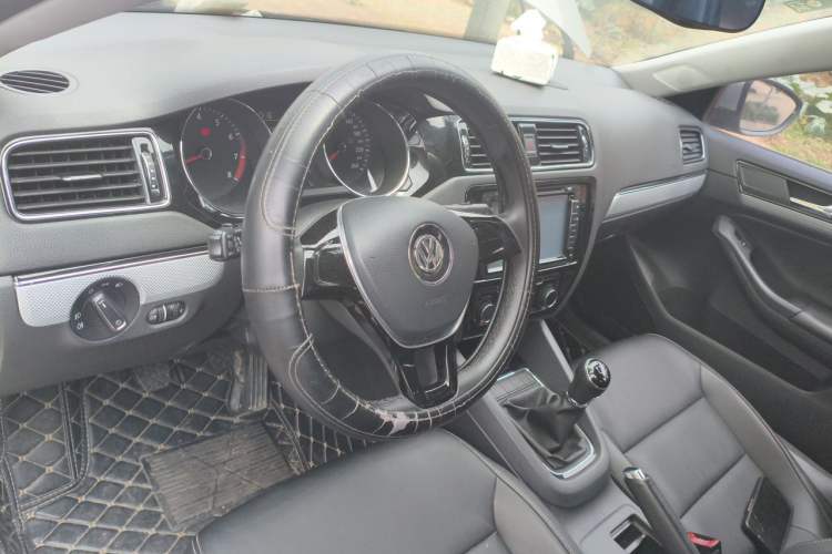Used Volkswagen Sagitar 2015 1.6L Manual Comfort Model Steering Wheel