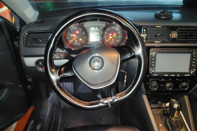 Used Volkswagen Sagitar 2015 230TSI Automatic Comfort Version Steering Wheel