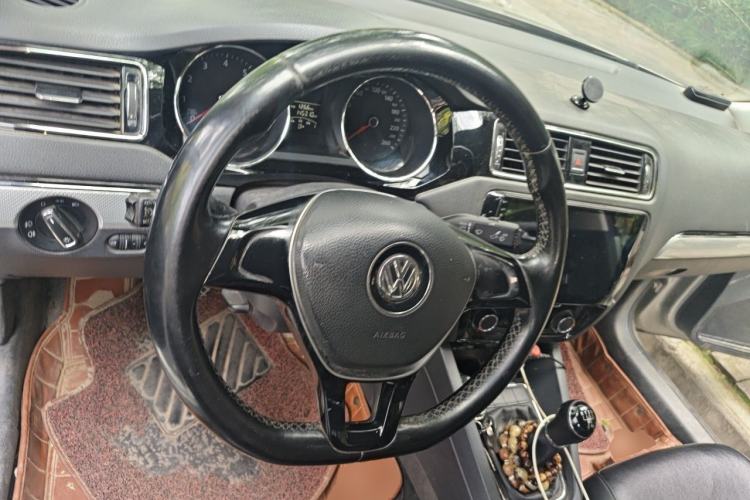 Used Volkswagen Sagitar 2015 1.6L Manual Comfort Model Steering Wheel