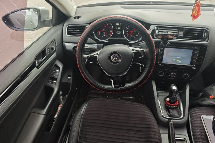 Used Volkswagen Sagitar 2015 230TSI Automatic Comfort Version Steering Wheel