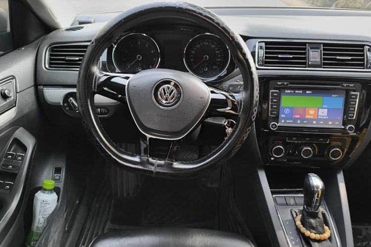 Used Volkswagen Sagitar 2015 230TSI Automatic Comfort Version Steering Wheel
