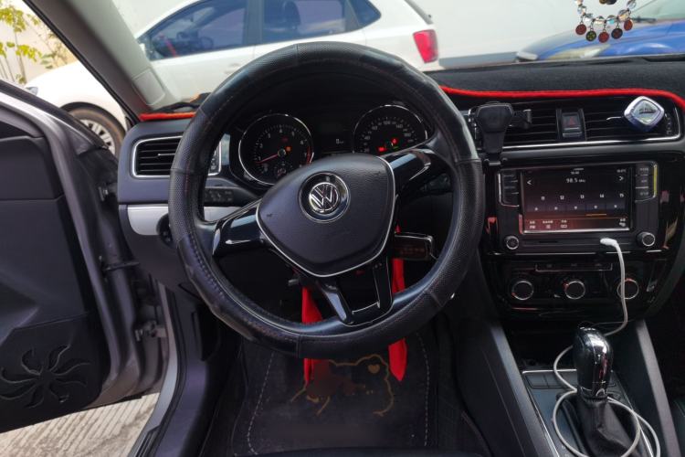 Used Volkswagen Sagitar 2015 230TSI Automatic Comfort Version Steering Wheel
