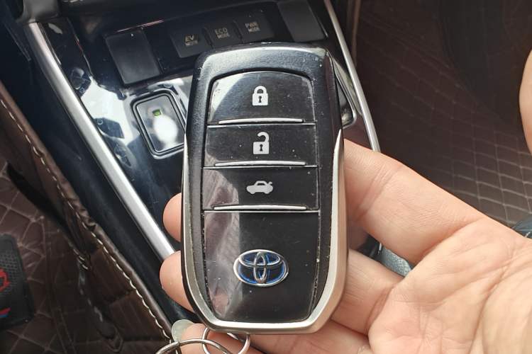 Used Volkswagen Sagitar 2015 230TSI Manual Luxury Edition Vehicle Key