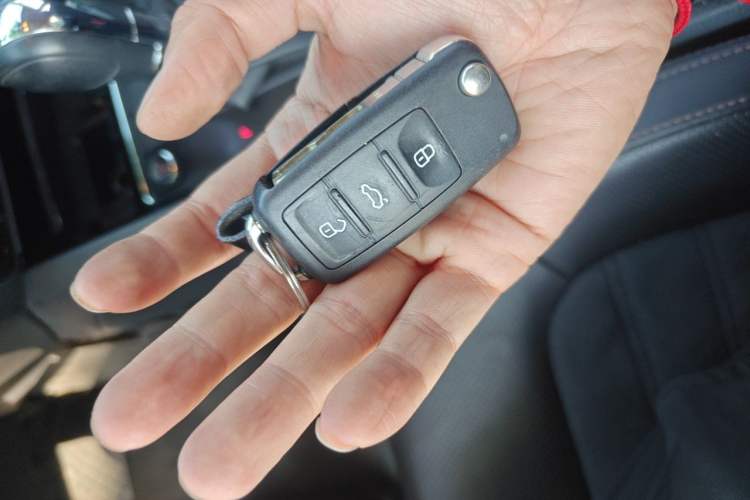 Used Volkswagen Sagitar 2015 230TSI Automatic Luxury Model Vehicle Key