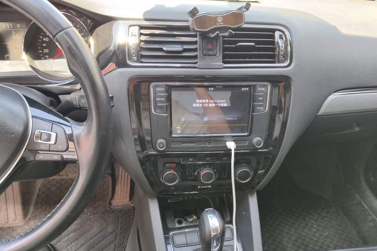 Used Volkswagen Sagitar 2015 1.6L Automatic Comfort Model Audio And AC Panel