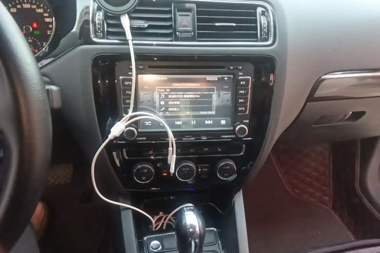 Used Volkswagen Sagitar 2015 230TSI Automatic Luxury Model Audio And AC Panel